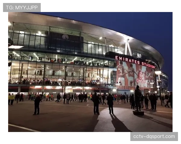 酋长球场赛前灯光秀，阿森纳欧冠主题曲响起全场沸腾